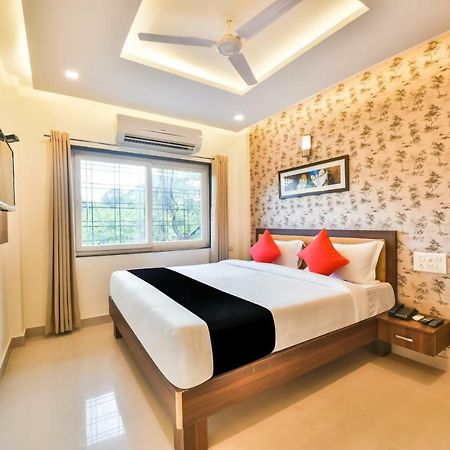 Golden Feather Hotel Udaipur Exterior photo